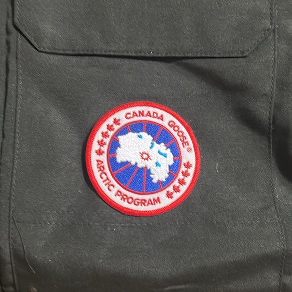 Canada goose jacket with real fur brand new sealed XL but fits like a large - Picture 4 of 10